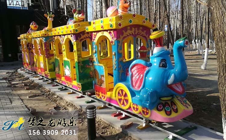 绕树林运行的大象轨道小火车